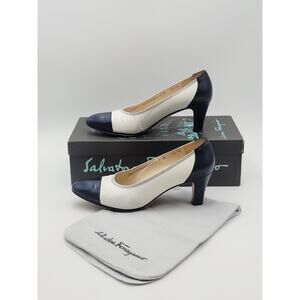 Salvatore Ferragamo Women's Sz 7 B White/Navy Pumps Degny 2052-241 Vtg